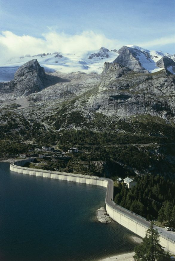 La Marmolada e il lago Fedaia Presso il valico di Fedaia, a 2028 metri, si trova il piccolo lago di Fedaia, di origine glaciale, a ovest del quale si apre il lago artificiale di Fedaia con una capacità di 16 milioni di metri cubi.