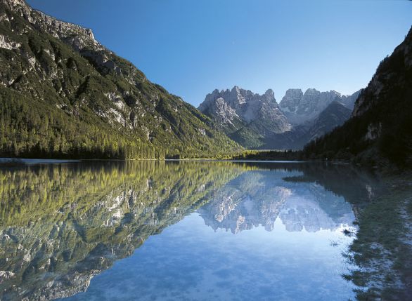 Il lago di Landro e il Cristallo in val Pusteria La val Pusteria, che per circa due terzi si trova in territorio italiano e per un terzo in territorio austriaco, costituisce il confine naturale tra le Alpi Aurine e Pusteresi a nord e le Dolomiti e le Alpi Carniche a sud. Rappresenta inoltre un'ottima via di comunicazione fra il Tirolo Orientale e l'Alto Adige.
