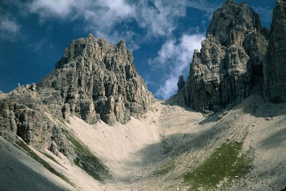 La val Montanaia, compresa nel Parco Naturale Regionale delle Dolomiti Friulane Le Dolomiti sono state riconosciute sito naturale patrimonio dell'umanità dall'UNESCO nel 2009; ne fanno parte le aree calcareo-dolomitiche delle province di Bolzano, Trento, Belluno, Udine e Pordenone.