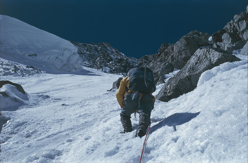 Walter Bonatti durante la scalata del Grand Capucin Alpinista italiano (Bergamo 1930). Ha compiuto numerose imprese alpinistiche di rilievo, tra cui la “prima” della parete Est del Grand Capucin (3838 m, nel 1951) sulle Alpi del Monte Bianco e la direttissima invernale solitaria della parete Nord del Cervino (4478 m).