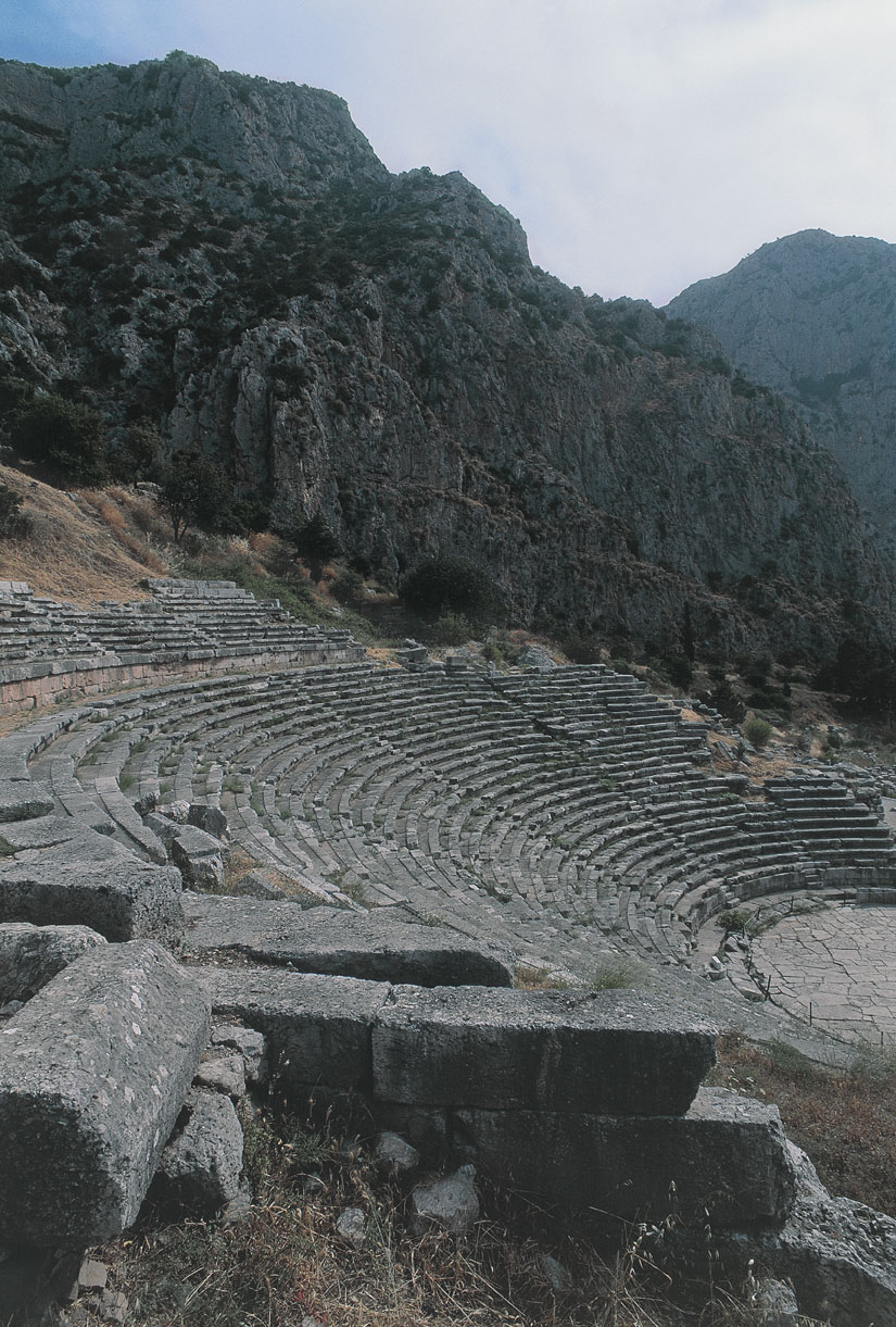 Il teatro di Delfi Il teatro di Delfi è stato costruito nel IV secolo a. C. ma ciò che è ancora visibile oggi è dovuto al restauro che è stato compiuto nel 160 a. C. per volere di Eumene II di Pergamo. 