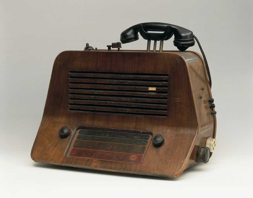 Radio in legno col telefono, Phonola Radio in legno con telefono, produzione Phonola, anni Quaranta del Novecento.
De Agostini Picture Library