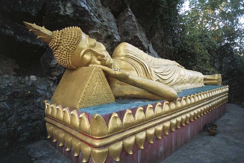 Laos, Buddha Laos - Louangphrabang (Luang-Prabang), collina sacra Phu Si (Phousi). Statua di Buddha sdraiato.
© De Agostini Picture Library