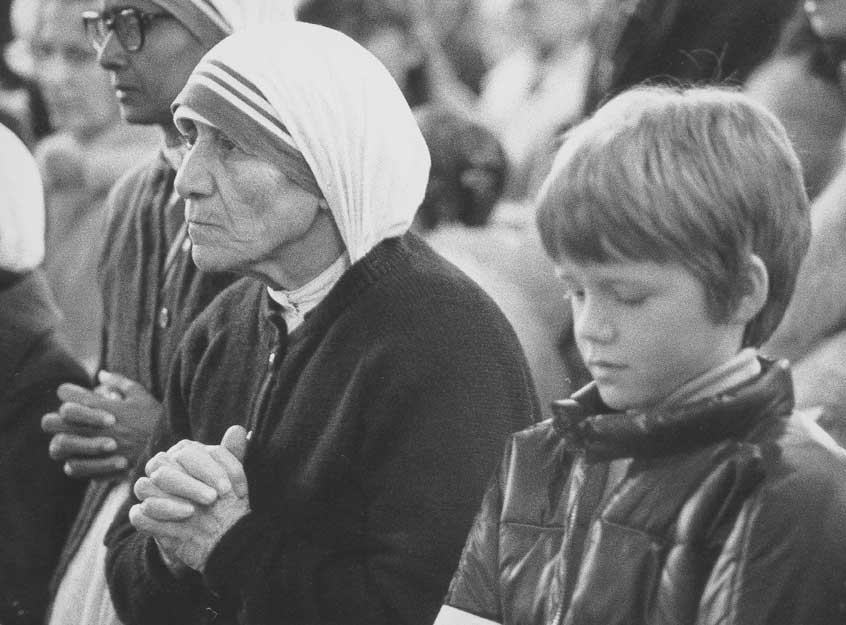 Madre Teresa di Calcutta Madre Teresa di Calcutta durante una preghiera nella Chiesa di Saint Olav, in Norvegia, il giorno prima di ricevere il premio Nobel nel 1979.
© De Agostini Picture Library.