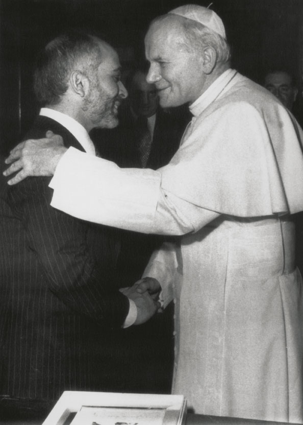 1978: Giovanni Paolo II accoglie re Hussein di Giordania Il Papa si è mosso in direzione di una sempre più dinamica presenza della Chiesa nel mondo contemporaneo, rivolgendo ai capi di stato un forte appello alla convivenza tra le diverse etnie e religioni.