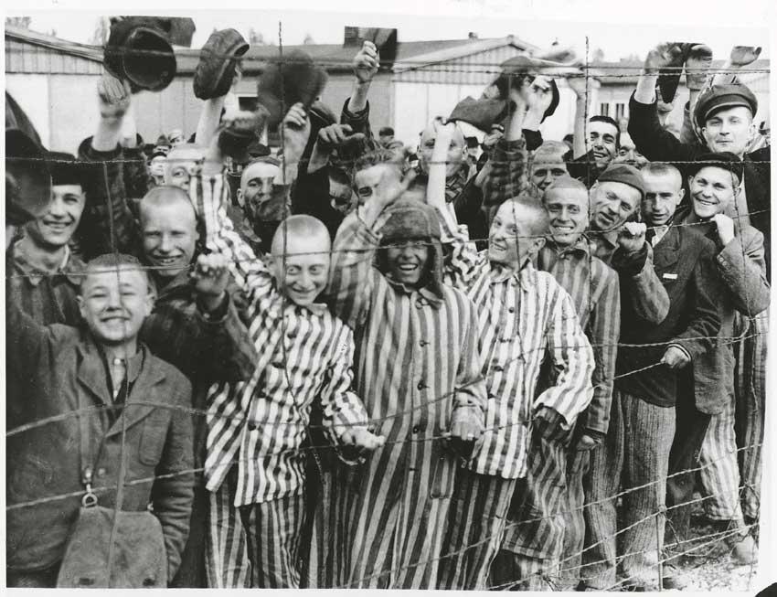 Prigionieri a Dachau Prigionieri del campo di sterminio nazista di Dachau salutano i soldati americani della VII armata giunti a liberarli.
© De Agostini Picture Library