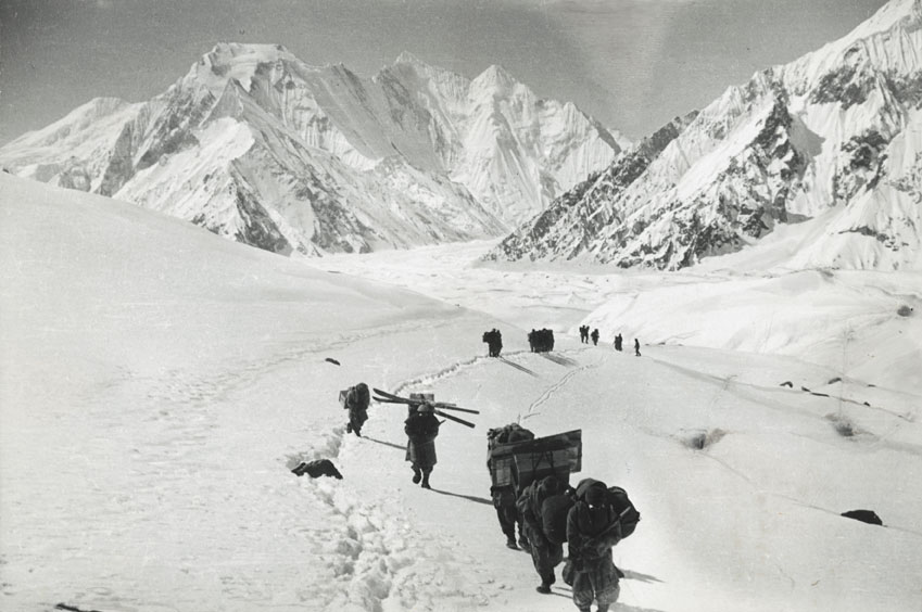 Spedizione italiana sul K2 nel 1954 Il K2 con i suoi 8611 m è un'imponente piramide di roccia e ghiaccio che si innalza al confine tra il Kashmir pakistano e la Cina (Sinkiang-Uighur), in una regione impervia e di difficile accesso; domina da N il ghiacciaio del Baltoro. 