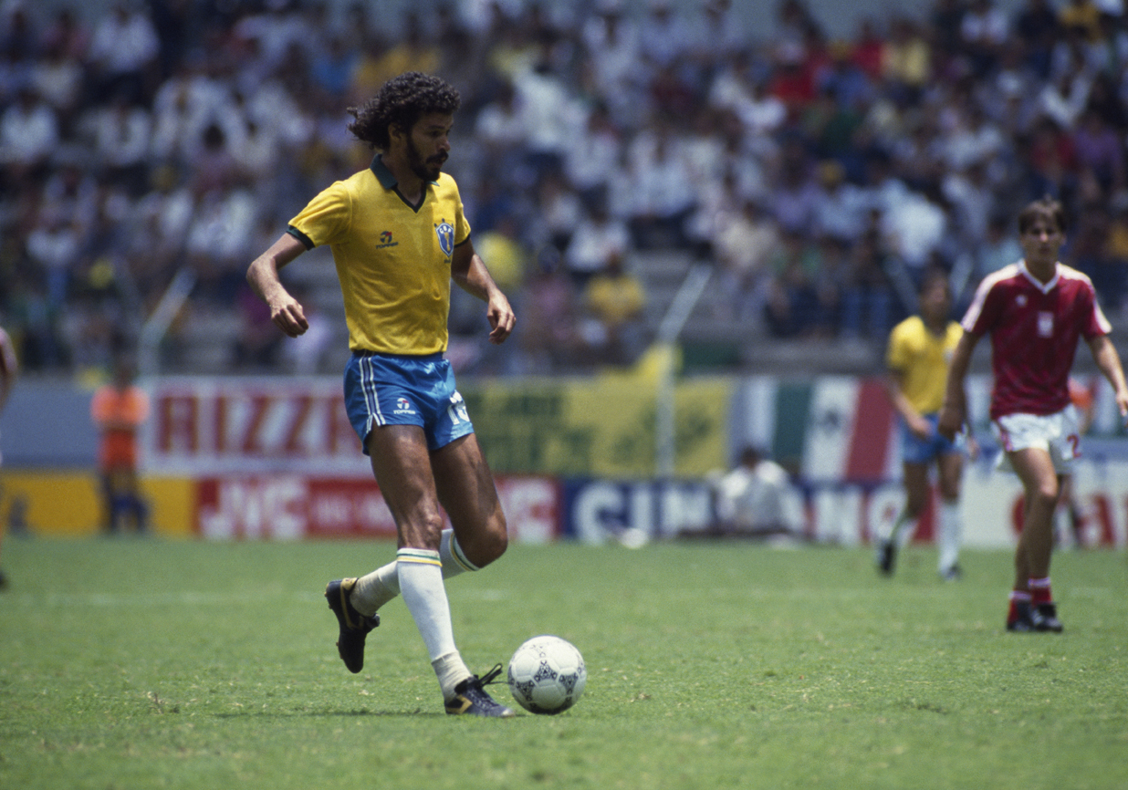 Sócrates il grande giocatore che non vinse mai la Coppa del Mondo Sócrates (Brasile) durante gli ottavi di finale del campionato del mondo del 1986. Brasile-Polonia (4-0).