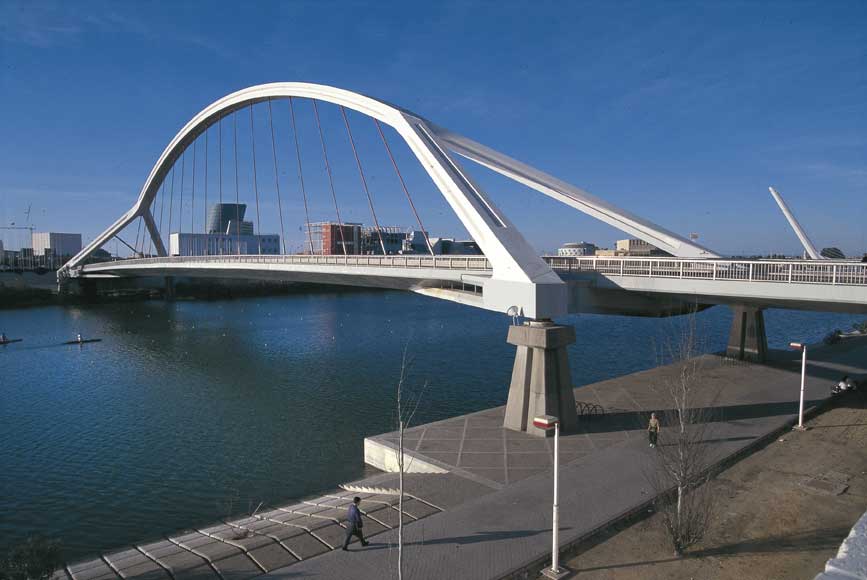 Il ponte di La Barqueta Il ponte di La Barqueta, architetto Juan José Arenas, realizzato per l'Expo 1992, collega il centro storico di Siviglia con l'isola di La Cartuja.
De Agostini Picture Library