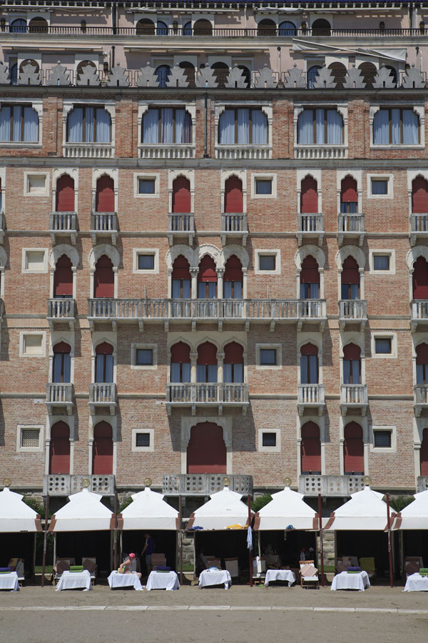 L'Hotel Excelsior La prima edizione della Mostra si svolse sulla terrazza dell'Hotel Excelsior, al Lido di Venezia, dal 6 al 21 agosto del 1932.