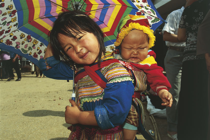 Bambini vietnamiti in costume tradizionale Il gruppo etnico vietnamita rappresenta oltre l'86% della popolazione del Paese. Il restante 14% circa raccoglie numerose minoranze che vivono sui rilievi settentrionali e centro-settentrionali.