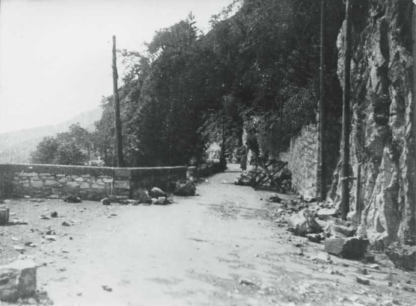 Partigiani, 28 aprile 1945 I partigiani bloccano la strada che conduce a Dongo (Como), 28 aprile 1945.
© De Agostini Picture Library