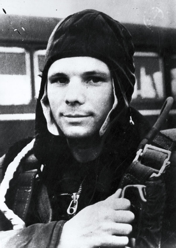 Jurij Alekseevic Gagarin, cosmonauta sovietico Nato a Klušino nel 1934, morì in un incidente di volo mentre stava collaudando un nuovo modello di aereo supersonico nei pressi di Kirzhach nel 1968. Fu il primo uomo a volare nello spazio, compiendo, il 12 aprile 1961, un'intera orbita attorno alla Terra a bordo della navicella spaziale Vostok 1, per una durata complessiva di volo di 108 minuti e rientro nella regione di Saratov.