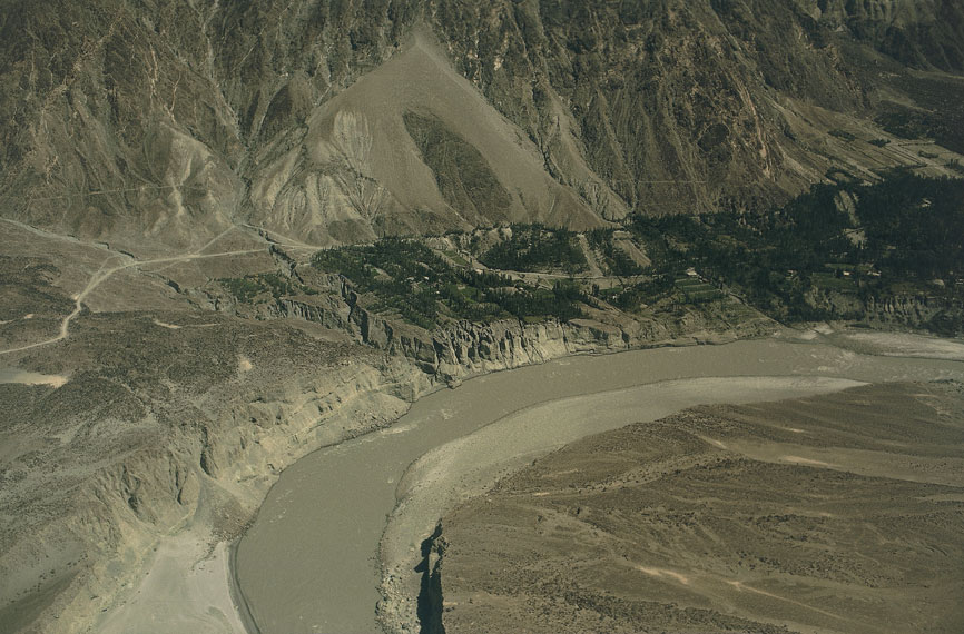 Il fiume Indo nella regione del Kashmir I villaggi vicini al fiume Indo e i suoi affluenti sono stati travolti dalle piene, mentre al contempo grosse valanghe di roccia e fango si sono abbattute su interi villaggi compresa Leh, la capitale del distretto kashmiro del Ladakh, punto di partenza per molti turisti appassionati di trekking.