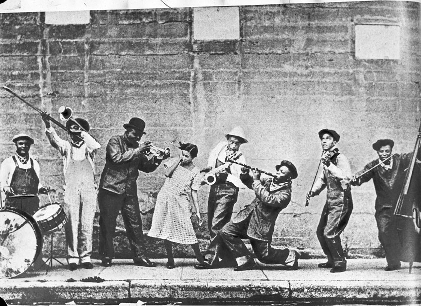Orchestra jazz a New Orleans all'inizio del XX secolo Sugli albori del jazz a New Orleans (1895-1917) vi sono molte leggende, ma nessun documento sonoro. Pare che la musica delle bande cittadine fosse stata trasformata in jazz per opera di alcuni grandi solisti di cornetta (Buddy Bolden, Bunk Johnson). 