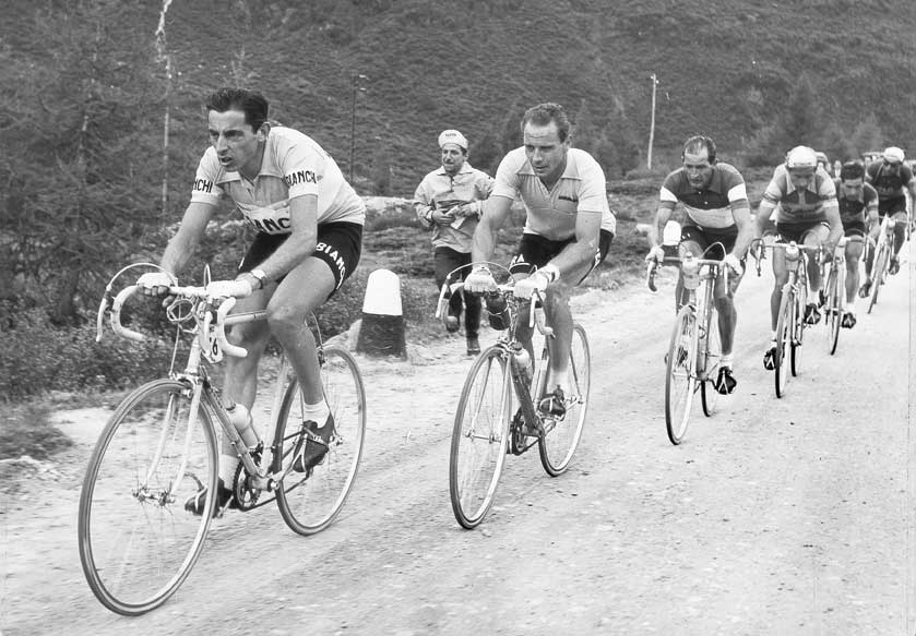 Fausto Coppi, Gino Bartali, Hugo Koblet Gli italiani Fausto Coppi e Gino Bartali e lo svizzero Hugo Koblet (il secondo del gruppo) al Giro d'Italia affrontano il passo del Tonale, (1953).
© De Agostini Picture Library.