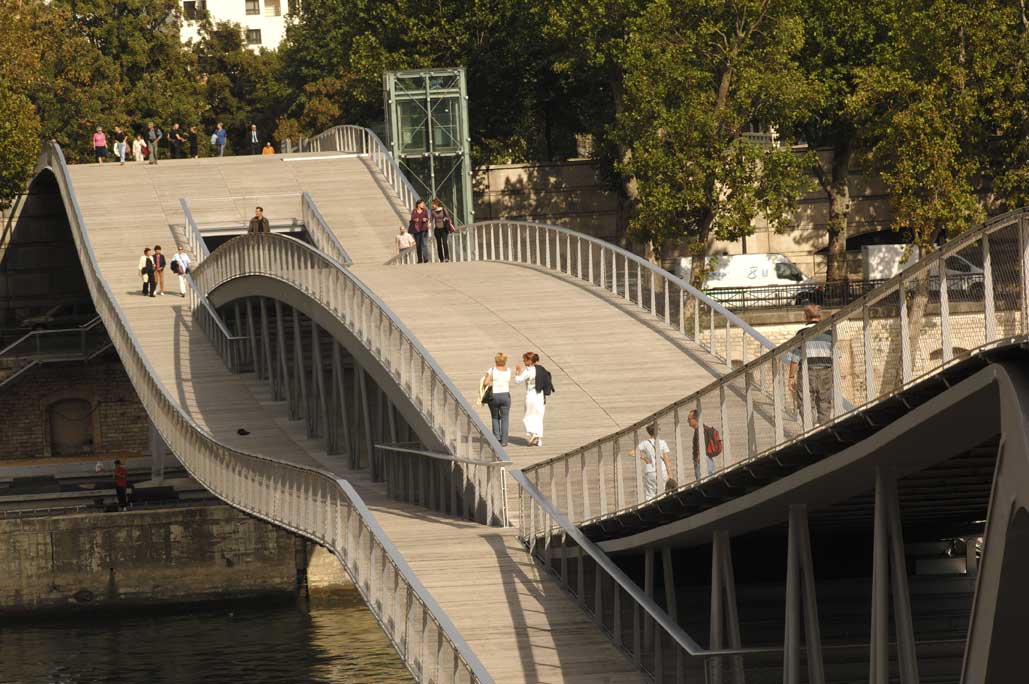 Il ponte ciclo-pedonale intitolato a Simone-de-Beauvoir Il ponte ciclo-pedonale intitolato a Simone-de-Beauvoir (2006) nel quartiere di Bercy a Parigi.
De Agostini Picture Library