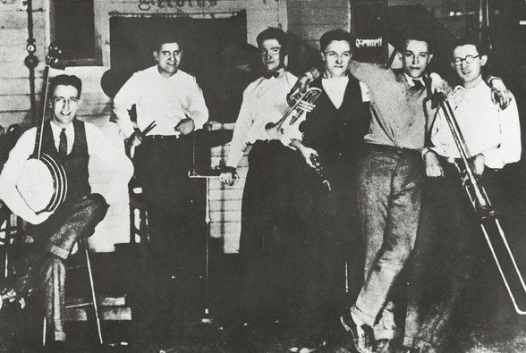 Leon Bix Beiderbecke (secondo da sinistra) con il suo complesso jazz (1924) Quando a Kansas City si sviluppa uno stile più ritmico e scandito i bianchi trovano questa musica elettrizzante, ma non la capiscono: per loro è solo un nuovo genere ballabile. Delirano per le goffe orchestre “ritmo-sinfoniche”: specie per P. Whiteman che, commissionando a G. Gershwin la pur splendida 
