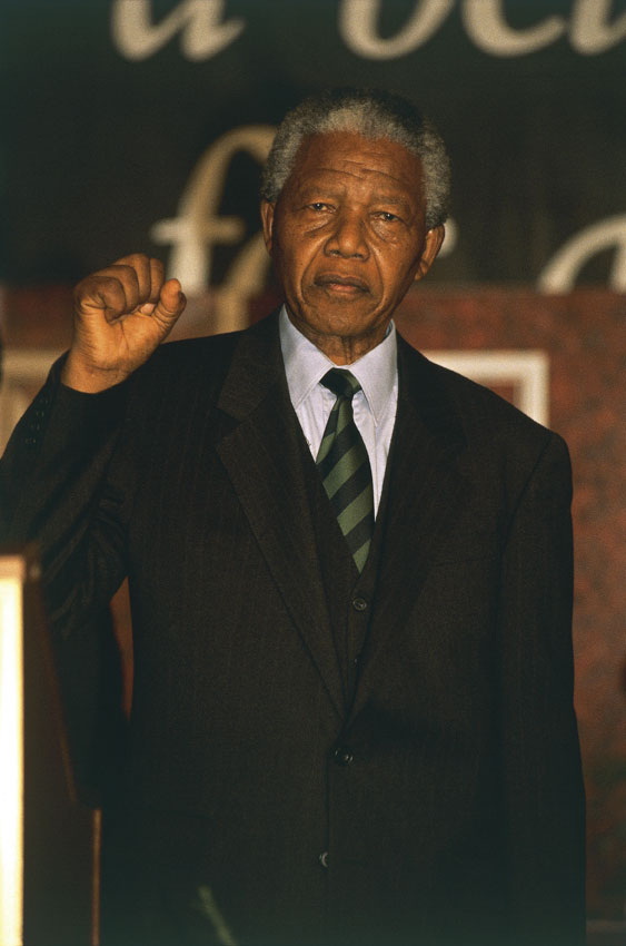 Nelson Mandela (Umtata, Transkei, 1918) Leader storico della maggioranza nera in lotta contro l'apartheid, ha subito 27 anni di carcere, di cui i primi 19 in condizioni durissime. Liberato nel 1990 grazie alla coraggiosa iniziativa del presidente sudafricano F. W. de Klerk, è stato insignito del premio Nobel per la pace insieme a De Klerk nel 1993.