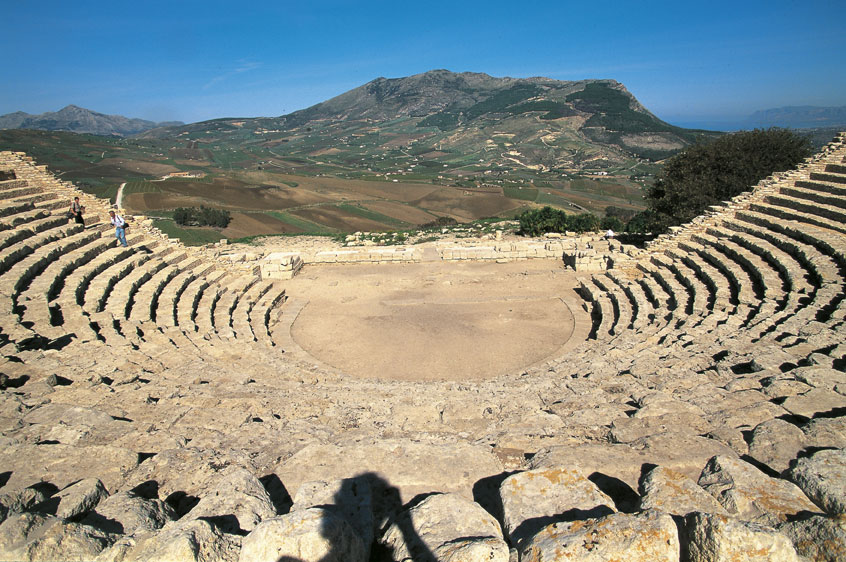 Il teatro di Segesta Segesta sorge sul monte Bàrbaro, nel comune di Calatafimi-Segesta, ed è nota per il tempio dorico e per il suo teatro. Quest'ultimo risale alla metà del III secolo a.C ed è stato costruito scavando in parte nella roccia della collina dell'acropoli della città. 