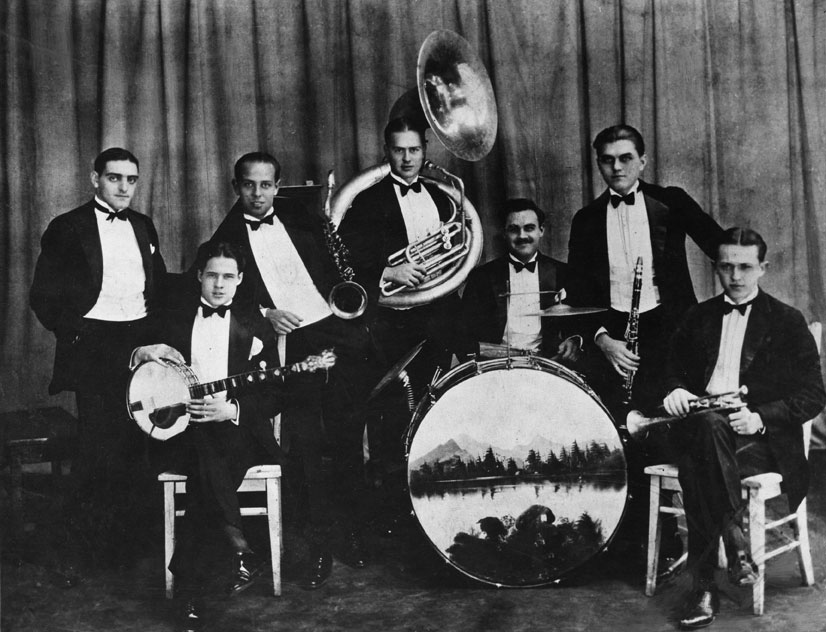 I Wolverines, orchestrina nella quale, nel 1924, suonava come cornettista Bix Beiderbecke. Da sinistra a destra: Dick Voynow, Bob Gilette, George Johnson, Min Leibrook, Vic Moore, Jimmy Hartwell, Bix Beiderbecke Bix Beiderbecke, di origine tedesca, fu educato nel culto dei compositori romantici; scoprì il jazz grazie ai battelli sul Mississippi che passavano davanti a casa sua. Rinunciò a studi musicali formali, imparò in qualche modo a suonare la cornetta, ed entrò in un'orchestrina studentesca, i Wolverines (1924). 