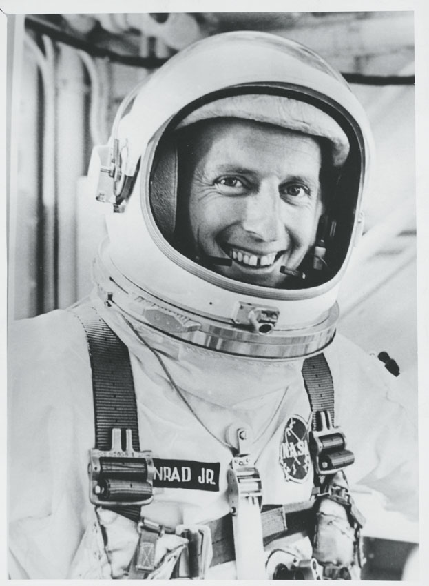 Charles Conrad, astronauta statunitense, durante la preparazione del lancio del volo Gemini V, 18 agosto 1965 Laureatosi in ingegneria aeronautica a Princeton nel 1953, partecipò a due missioni del progetto Gemini e, quale comandante, alla seconda spedizione lunare (Apollo 12) effettuata nel novembre del 1969. È stato il terzo uomo a sbarcare sulla luna. Sua la frase 