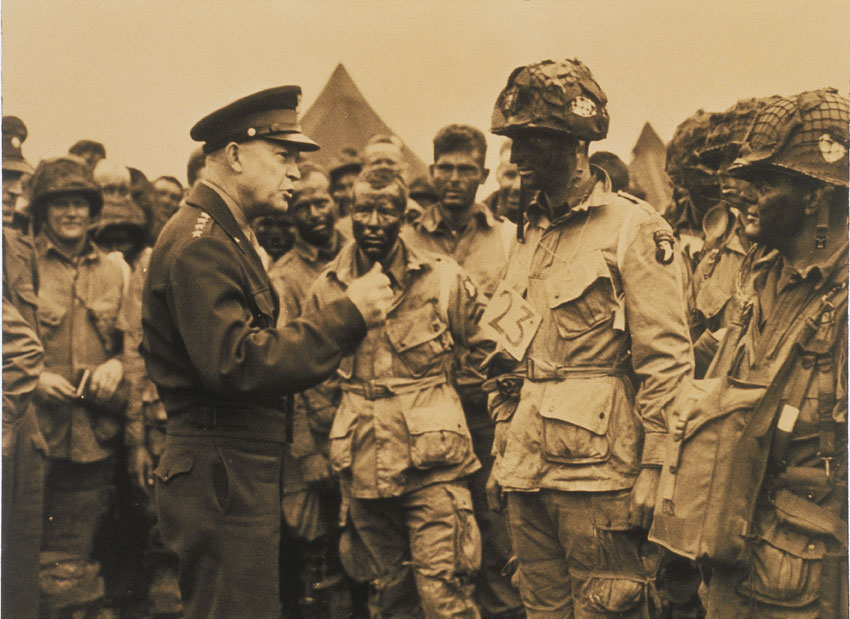 Il generale Eisenhower a colloquio con alcuni paracadutisti americani Il generale Eisenhower guidò le armate alleate fino nel cuore della Germania nazista, congiungendosi con l'Armata Rossa in avanzata da est.