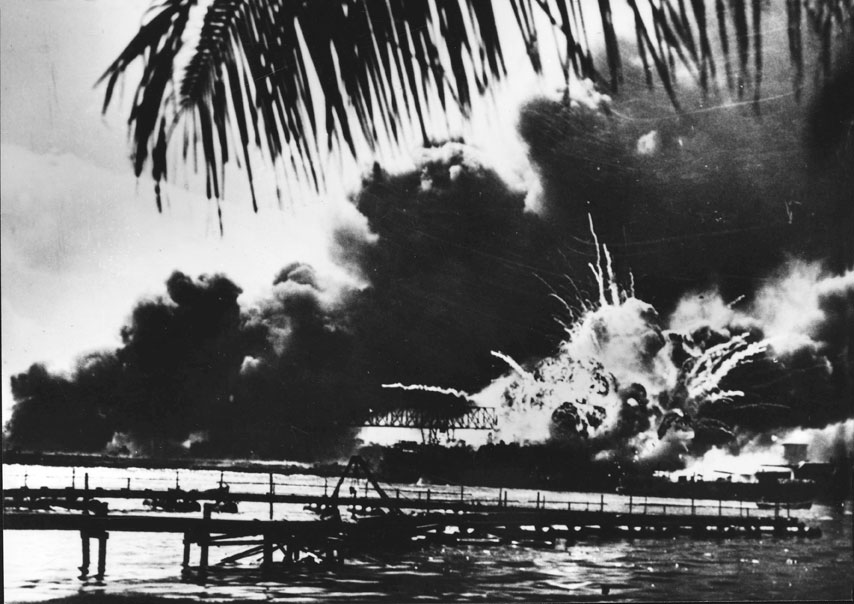 Esplosione del cacciatorpediniere Shaw nel bacino di carenaggio, 7 dicembre 1941 All'alba del 7 dicembre 1941 la base fu attaccata proditoriamente da alcuni sottomarini e da 423 aerei giapponesi imbarcati su 6 portaerei al comando dell'ammiraglio Nagumo.
