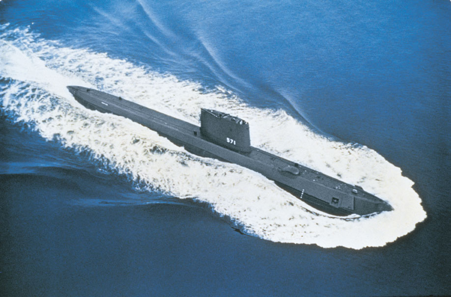 Il primo sottomarino a propulsione nucleare Il sommergibile statunitense USS Nautilus (SSN-571), varato il 21 gennaio 1954, fu il primo sottomarino a propulsione nucleare del mondo. La sua costruzione venne autorizzata dal Congresso e i lavori vennero svolti presso i cantieri navali della General Electric a Groton in Connecticut.
