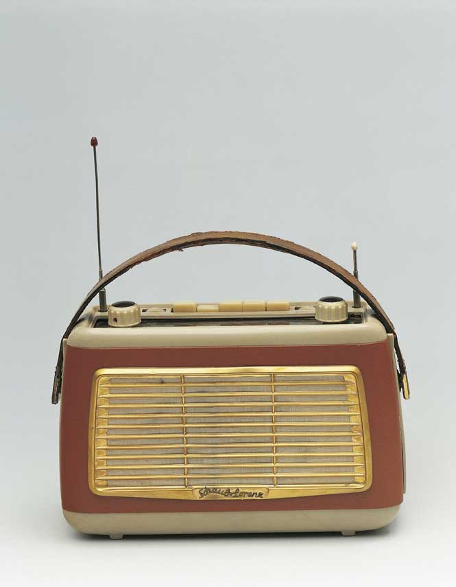 Radio transistor shaub lorenz Radio Transistor Shaub Lorenz, anni Cinquanta del Novecento.
De Agostini Picture Library