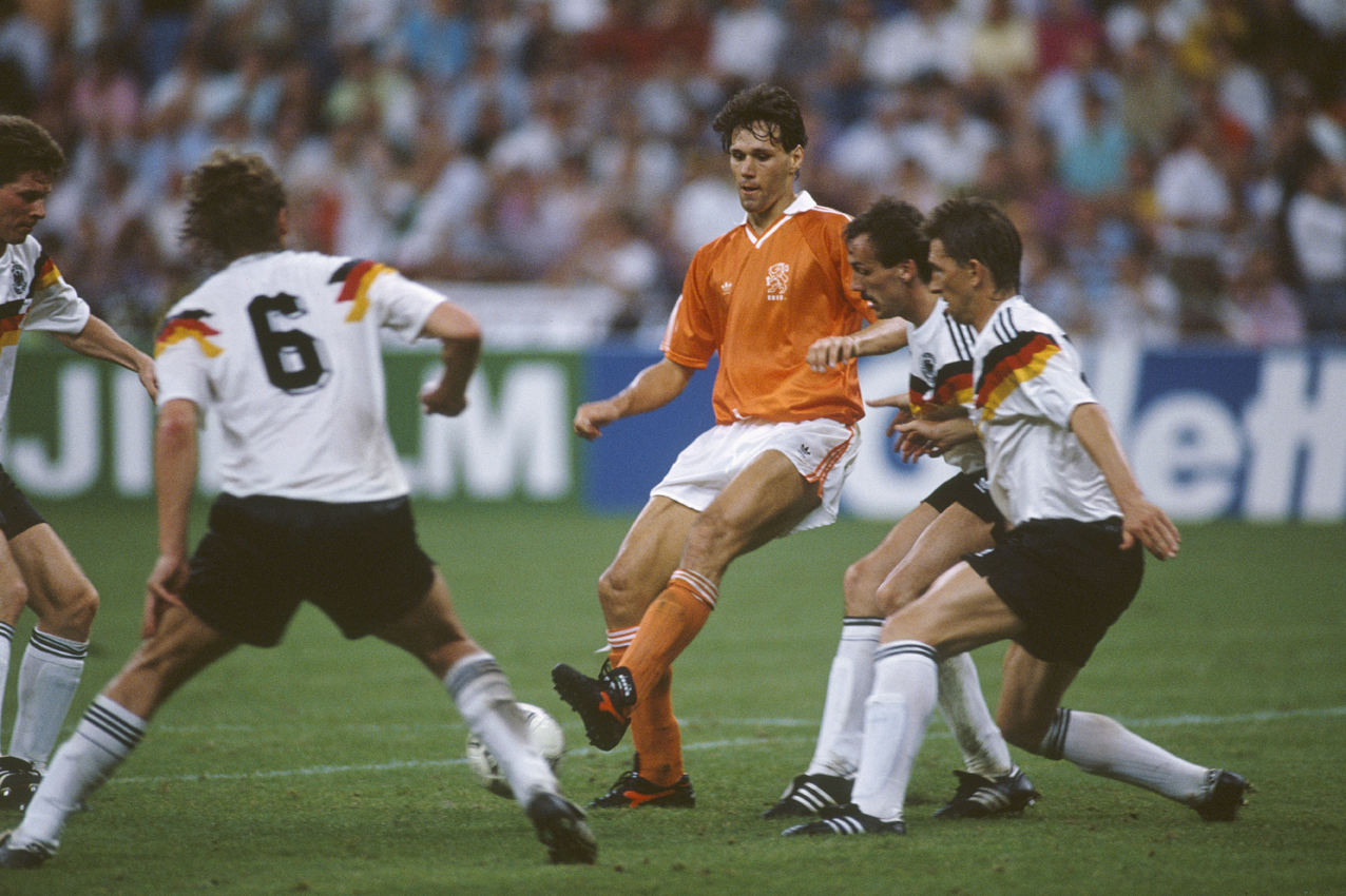 Il giocatore Marco Van Basten Marco Van Basten (Olanda) nella partita contro la Germania (Germania-Olanda, 2-0) durante il campionato del mondo del 1990.