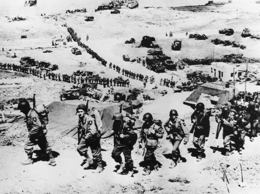 Soldati delle truppe alleate Soldati durante l'operazione militare nota come D. Day. Il 6 giugno 1944 le truppe alleate, partite dalle coste inglesi, sferrarono un poderoso attacco in Normandia all'altezza della penisola del Cotentin.