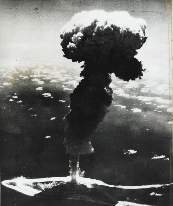 Il fungo provocato dall'esplosione atomica nell'atollo di Mururoa nel 1966 