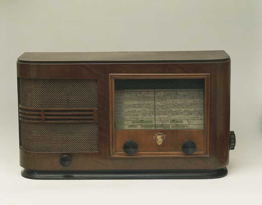 Radio radiomarelli Radio Radiomarelli, chassis in legno, anni Quaranta del Novecento.
De Agostini Picture Library