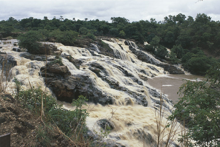 Il fiume Gurara, uno dei principali corsi d'acqua del Paese dopo Niger e Benue Il territorio nigeriano ha una struttura piuttosto semplice. L'idrografia della Nigeria è sostanzialmente riducibile al Niger e al suo importante tributario, il Benue. I due fiumi entrano nel Paese l'uno dallo Stato del Niger, l'altro dal Camerun, unendosi a Lokoja; da qui il Niger volge decisamente a S con un considerevole volume di acque.