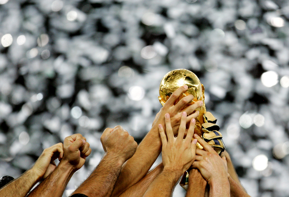 2006: l'Italia vince i mondiali per la quarta volta Finale del campionato mondiale del 2006: l'Italia innalza la coppa dopo aver battuto la Francia ai rigori.