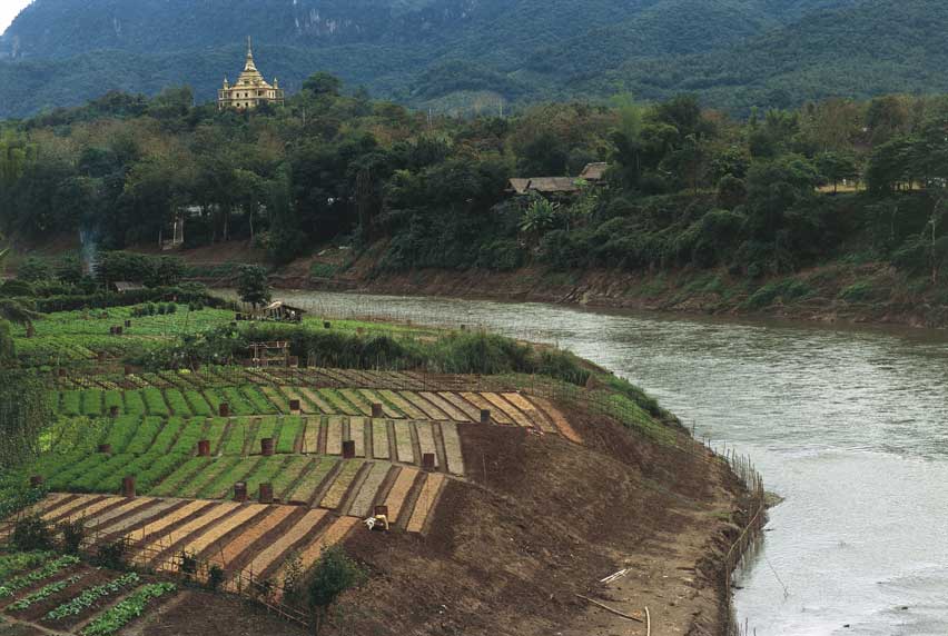 Laos, fiume Nam Khan Laos - Louangphrabang (Luang-Prabang), il fiume Nam Khan. Sullo sfondo, il tempio buddhista Vat Phonephao.
© De Agostini Picture Library