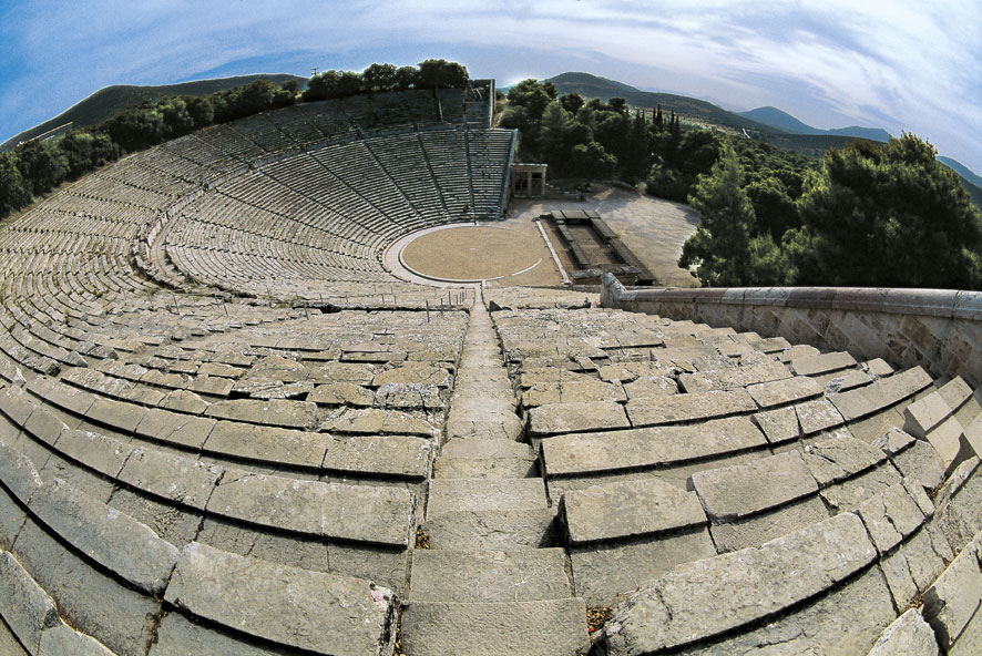 Il teatro di Epidauro Il teatro di Epidauro risale al 340 a. C. ed è opera dell'architetto Policleto il Giovane. E' uno dei teatri più rappresentativi della perfezione del mondo greco, grazie ad attenti calcoli ha un'acustica perfetta in qualsiasi punto ed è ben conservato.