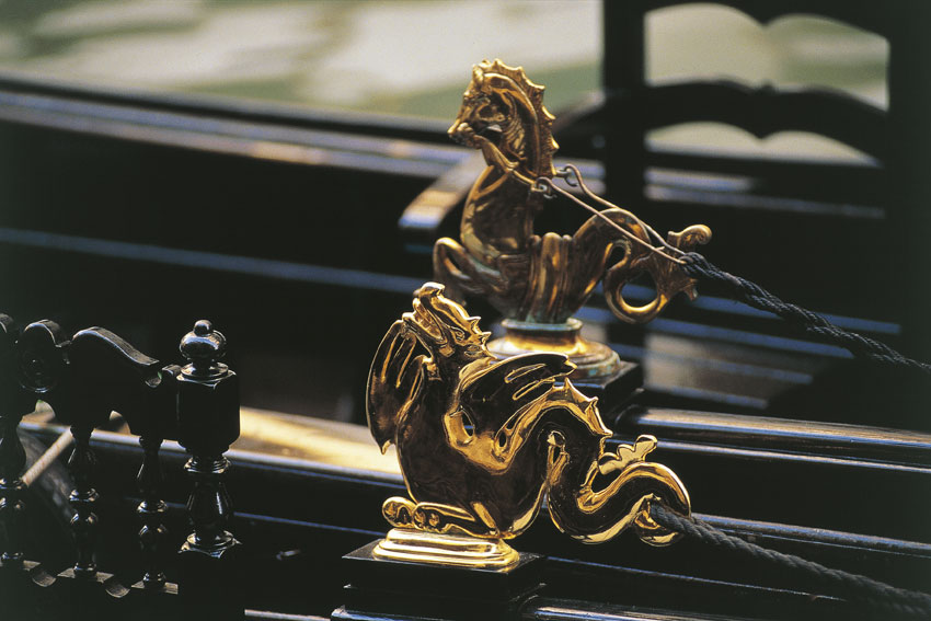 Gondola. Particolare Abbellimenti in ottone (cavalli marini con catenelle) ai lati del sedile adornano spesso queste imbarcazioni.
