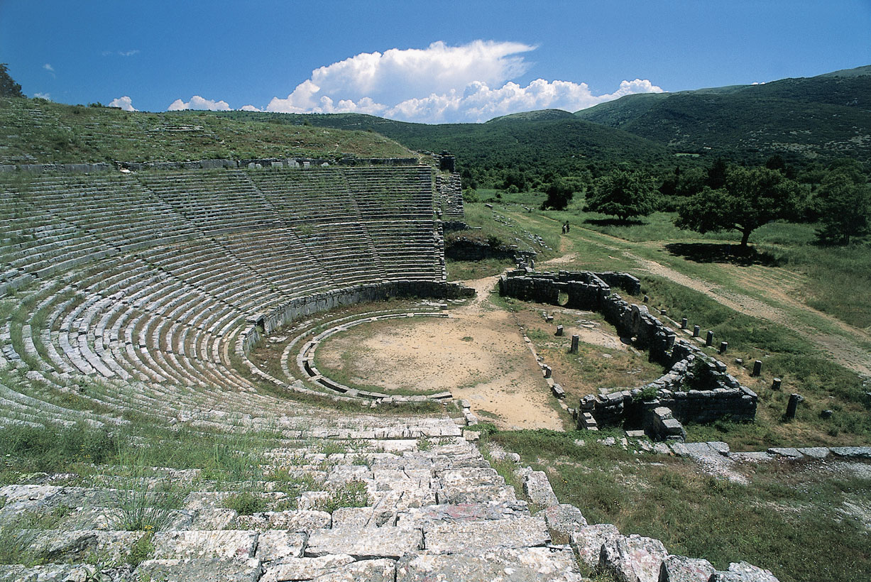 Il teatro antico di Dodona Dodona, città dell'Epiro, nell'antichità fu sede di un oracolo e nel III secolo a. C. Pirro vi costruì un teatro dedicato a Zeus.