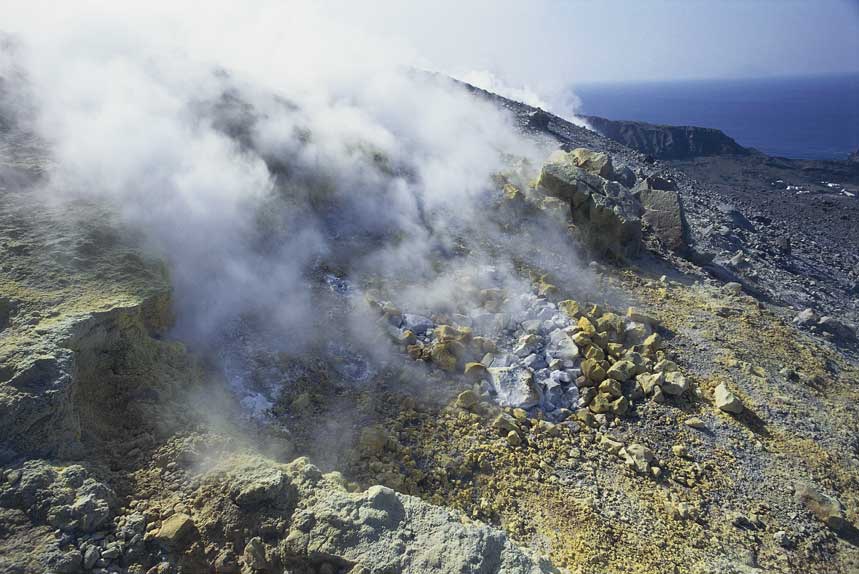 Isola di Vulcano, fumarole Sicilia - Isole Eolie o Lipari (Patrimonio dell'Umanità UNESCO, 2000) - Isola di Vulcano (Me). Fumarole.
© De Agostini Picture Library
