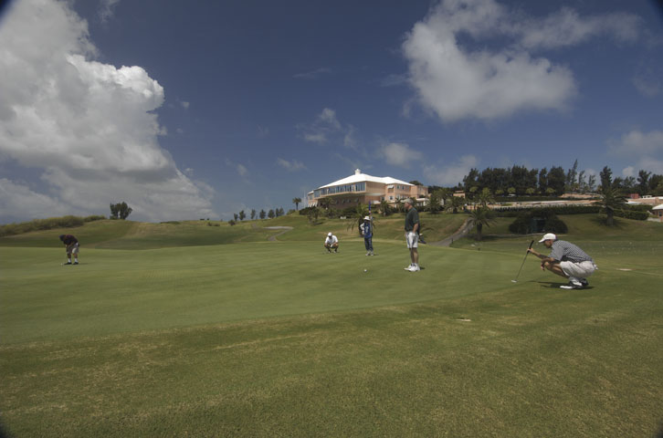 Giocatori al Tucker's Point Golf Club Giocatori al Tucker's Point Golf Club, Grande Bermuda, Isole Bermuda.
© De Agostini Picture Library.
