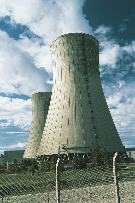 La centrale nucleare di Cruas nella Valle del Rodano L'impianto nucleare di Cruas, nella Francia sudorientale, è entrato in servizio nel 1983. Ha quattro reattori e utilizza le acque del Rodano per il sistema di raffreddamento; proprio i detriti vegetali del fiume potrebbero essere stati la causa dell'incidente avvenuto all'impianto nel 2009.
