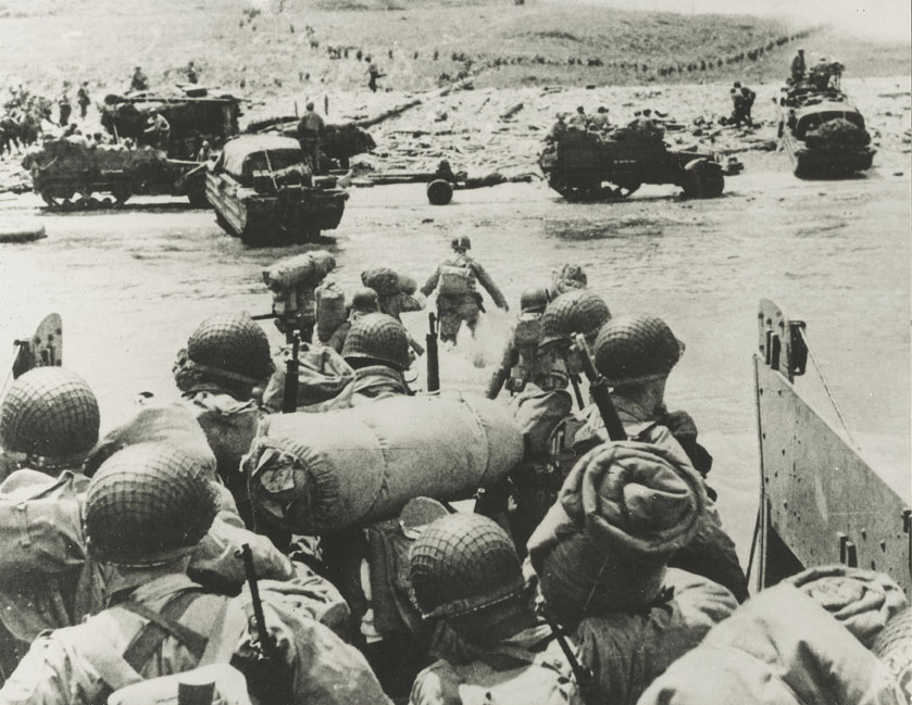 Truppe d'assalto americane durante lo sbarco in Normandia I soldati americani raggiungono l'Omaha beach durante l'operazione Overlord.