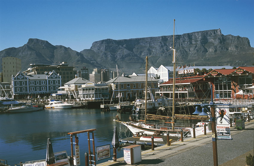 La città di Cape Town con, sullo sfondo, la Table Mountain Cape Town è collocata in una splendida posizione contornata da magnifiche spiagge e vigneti. Fondata nel 1652 come stazione di rifornimento per la Compagnia olandese dell’India Orientale, nel 1910 divenne il capoluogo della provincia del Capo e la sede del Parlamento.