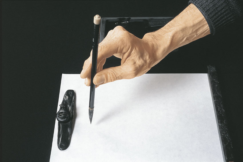 arte della scrittura giapponese Un particolare dell'arte della scrittura giapponese (Shodo): un foglio di carta di riso fermato sul panno nero.
© De Agostini Picture Library.
