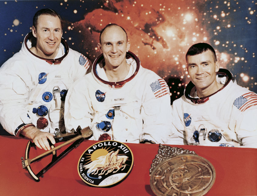 Astronauti della missione Apollo 13 La missione Apollo 13 avrebbe dovuto portare per la terza volta l'uomo sulla luna, tuttavia poco prima dell'allunaggio l'esplosione di uno dei serbatoi dell'ossigeno rese inservibile il modulo di comando e servizio: la missione fu interrotta e gli astronauti furono costretti a usare il modulo lunare Acquarius per tornare sulla terra. Il rientro fu faticoso e pieno di imprevisti, compreso un silenzio radio di oltre 6 minuti, ma si concluse con successo il 17 aprile 1970.