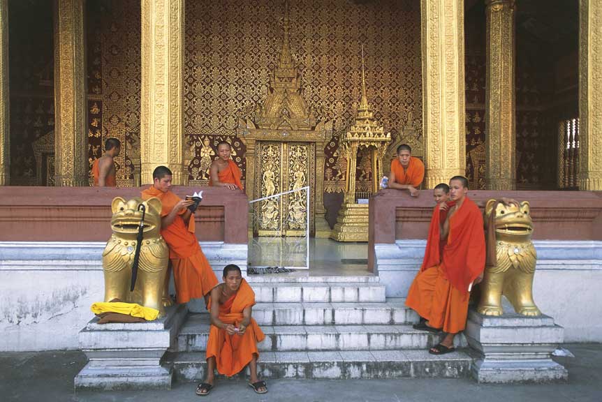 Laos, tempio Vat Sensoukharam Laos - Louangphrabang (Luang Prabang), tempio Vat Sensoukharam. Monaci buddhisti novizi.
© De Agostini Picture Library