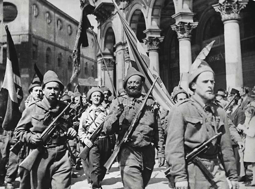 Brigata partigiana, Piazza del Duomo, Milano aprile 1945 Arrivo di una brigata partigiana in piazza del Duomo a Milano, dopo la liberazione, aprile 1945.
© De Agostini Picture Library