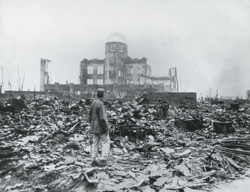 Hiroshima distrutta dalla bomba atomica In un'area di circa 12 km² tutti gli edifici di Hiroshima furono rasi al suolo. Il 70% della città andò distrutto. Su 340.000 abitanti, 100.000 morirono o furono gravemente feriti. Gli effetti radioattivi su molti sopravvissuti furono disastrosi.
